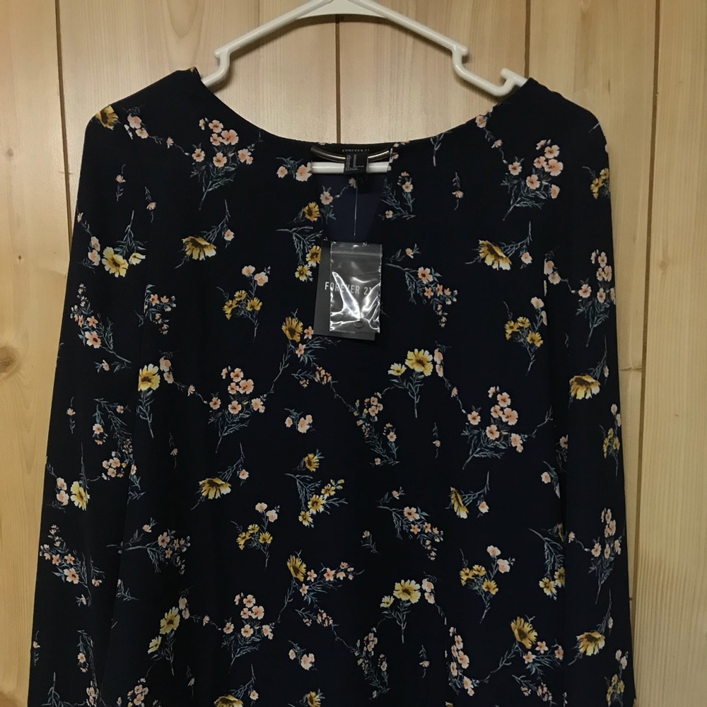 Long sleeve floral top, size: M, never worn.